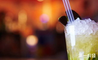 猛喝冷飲誘發腸炎和頭疼，醫生提醒 夏日防暑更需防寒